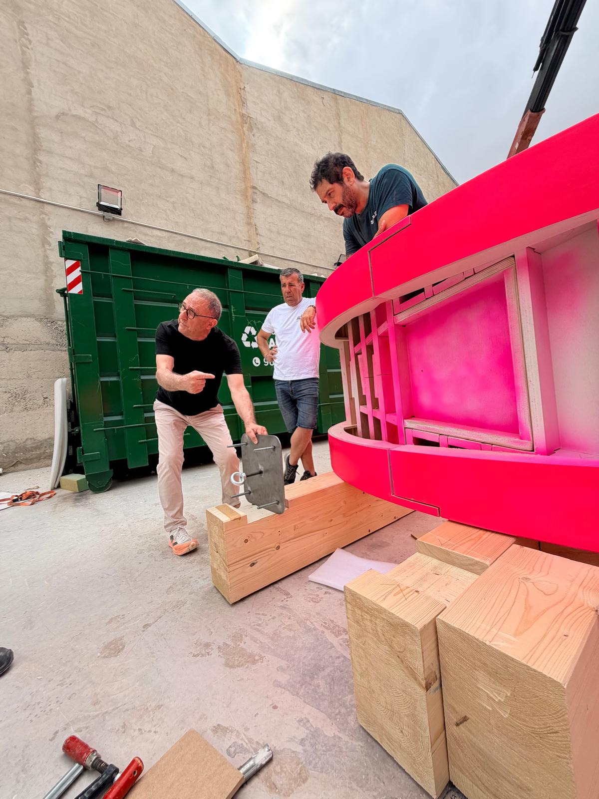 Miguel Arraiz directing crew during a precision lift