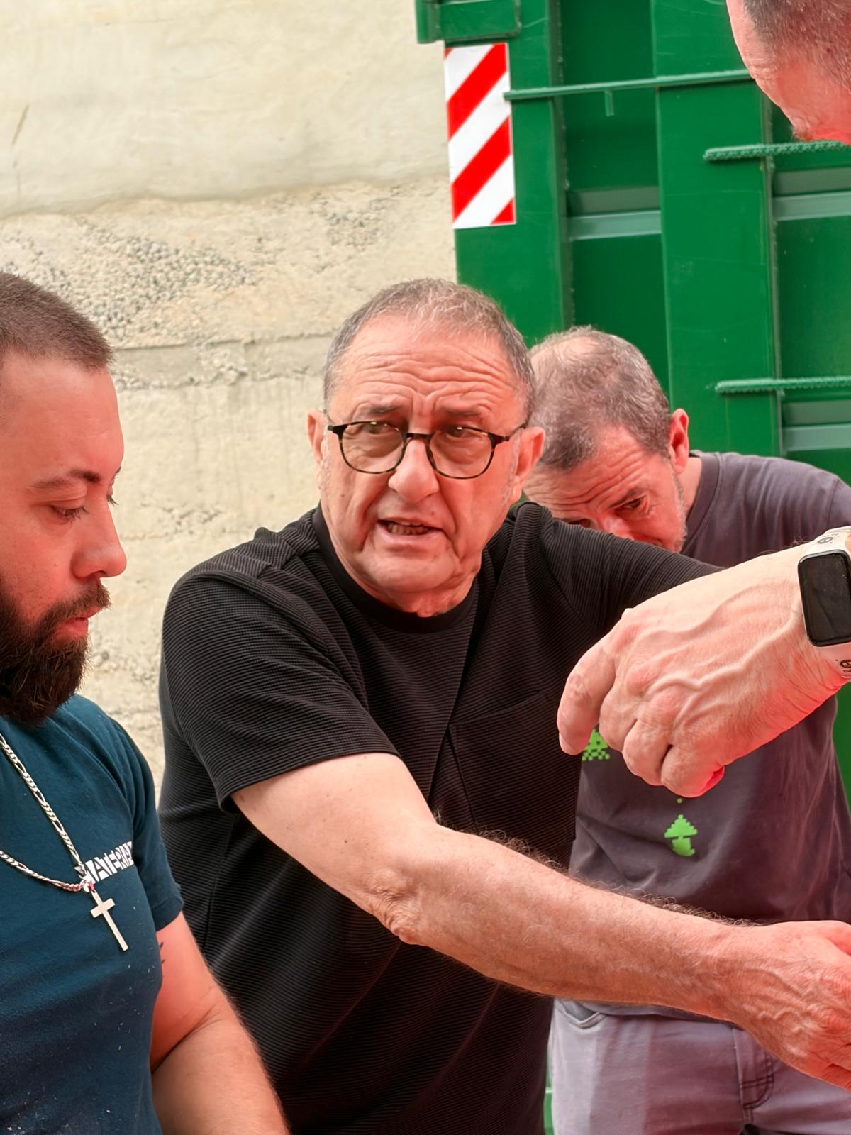 Miguel Arraiz checking surface and seam alignment on a painted volume