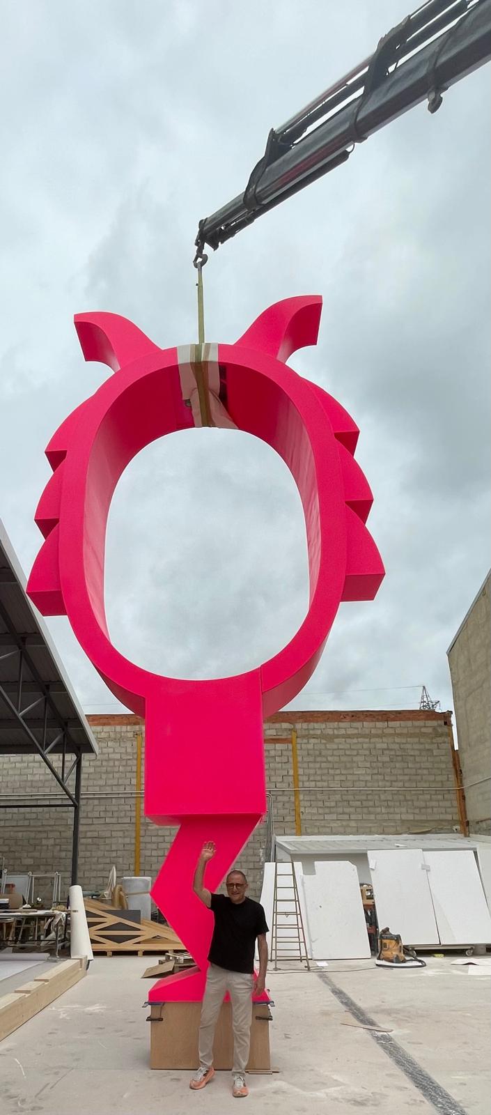 Dimoni totem suspended from the crane, full silhouette revealed